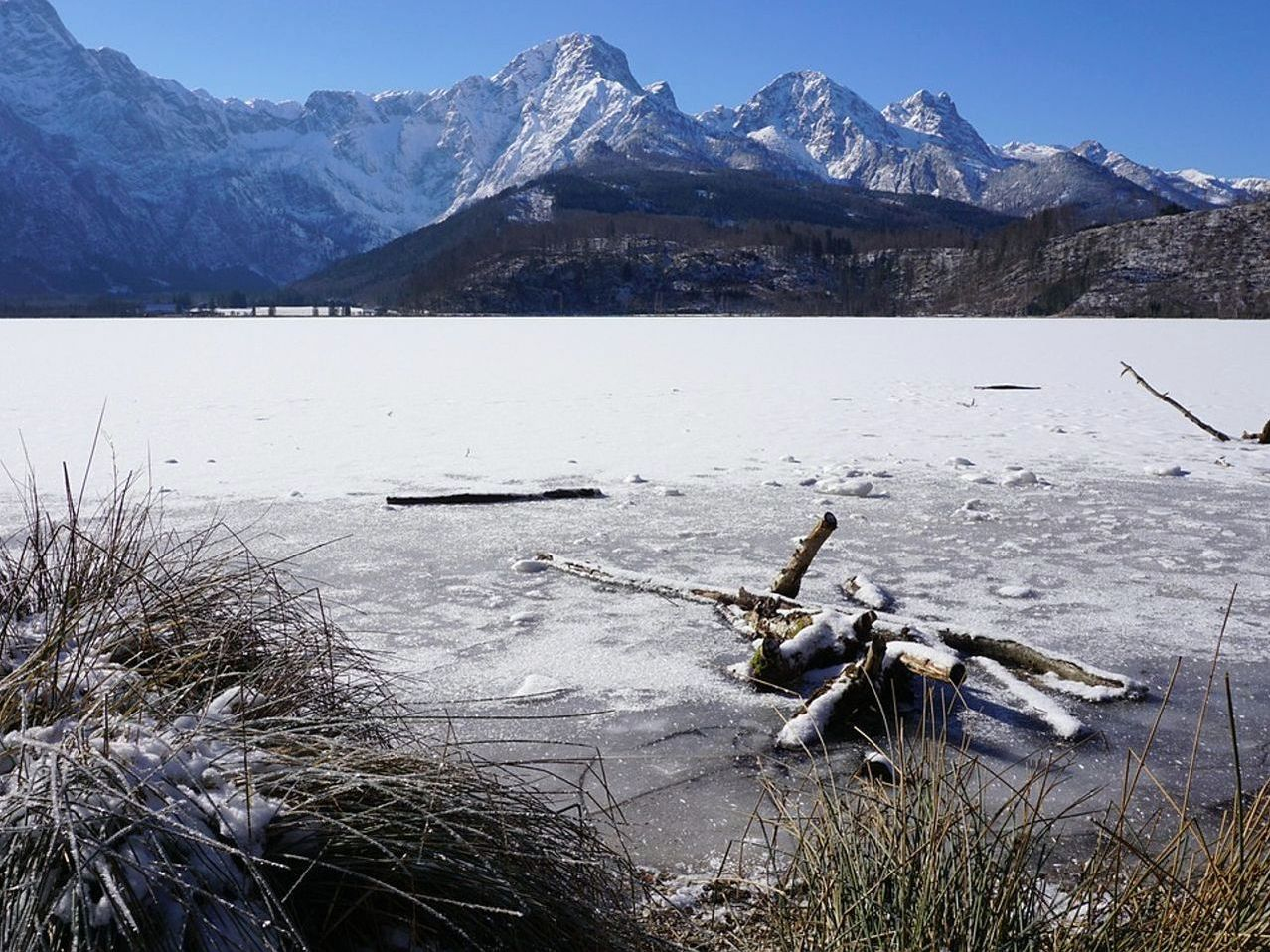 Plateau de gelo aberto e picos distantes